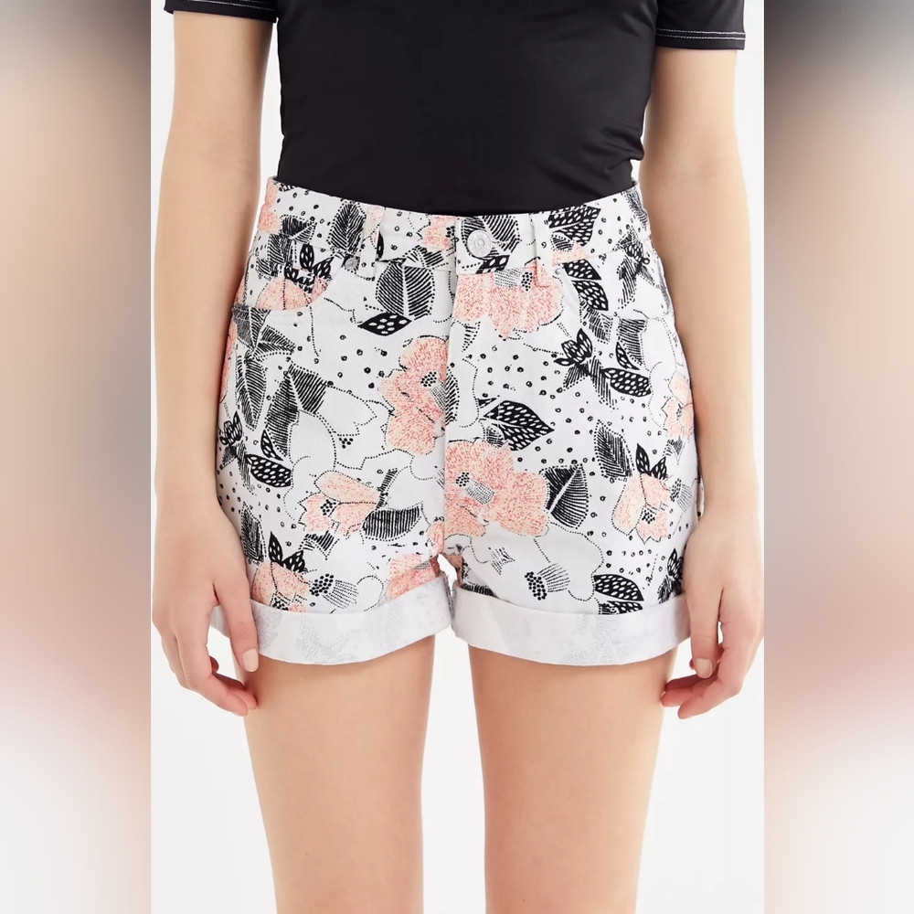 *Flaw*BDG Urban Outfitters High-Rise Mom Shorts Floral White Black Denim- 32/14